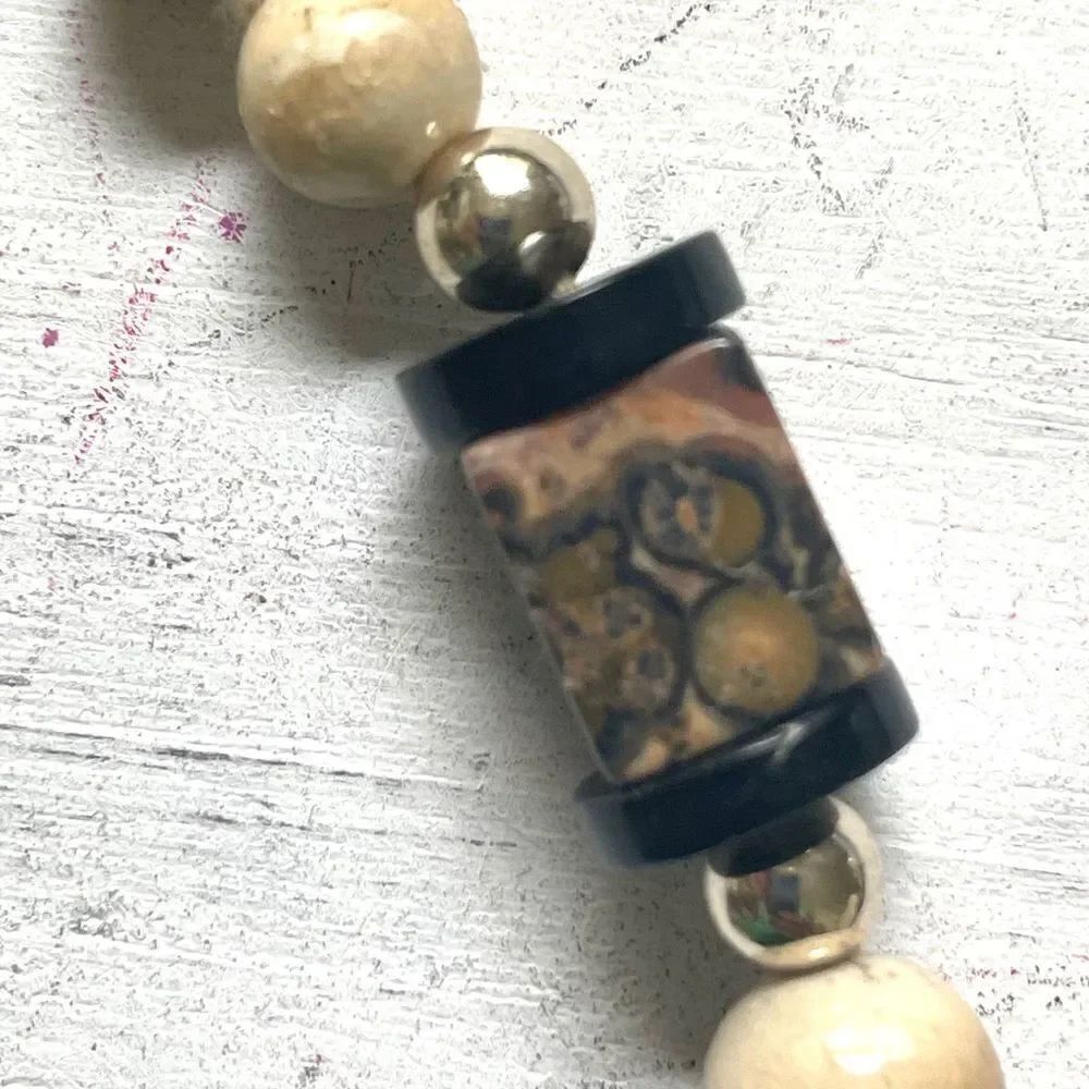 Tan leopard pattern beaded necklace - Picture 4 of 8